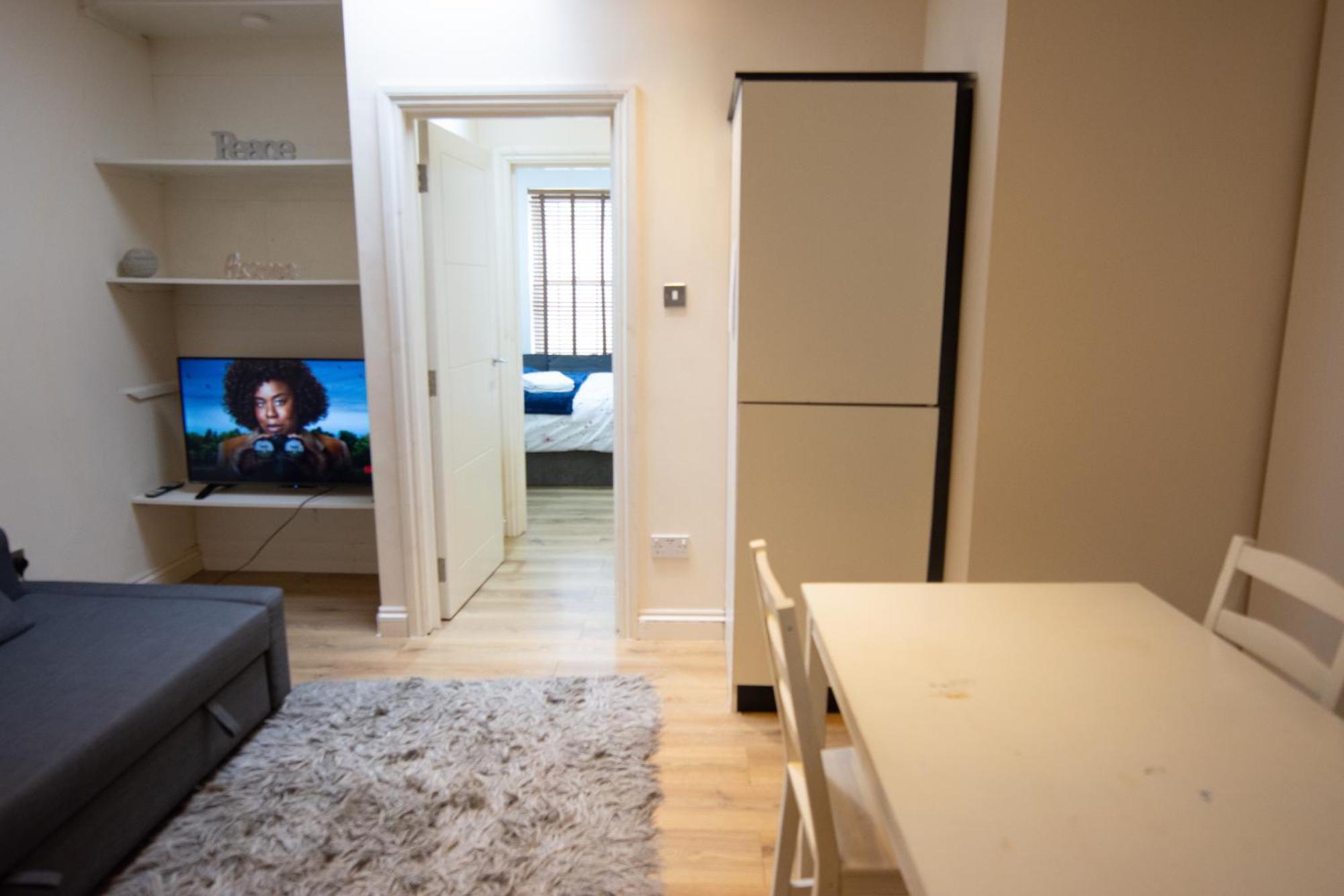 Evergreen Apartments- Flat 2 *