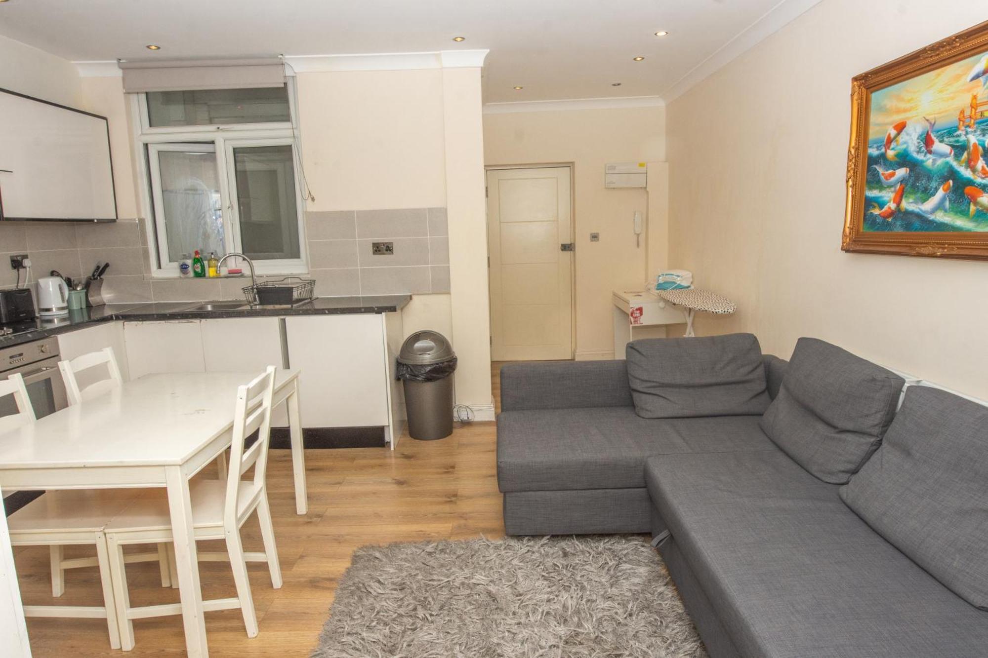 Evergreen Apartments- Flat 2 *