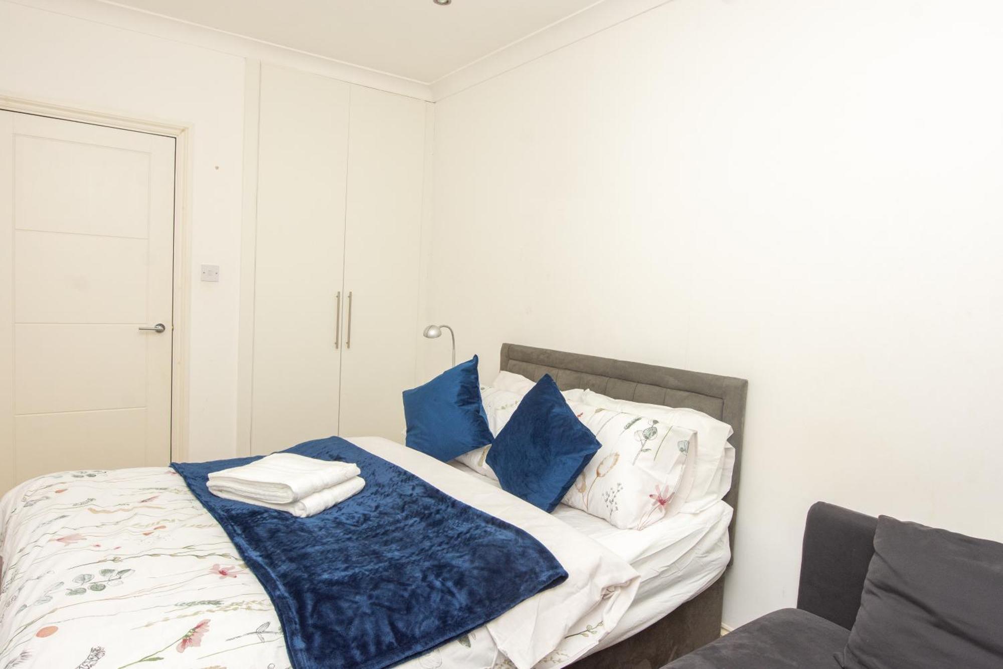Evergreen Apartments- Flat 2 *