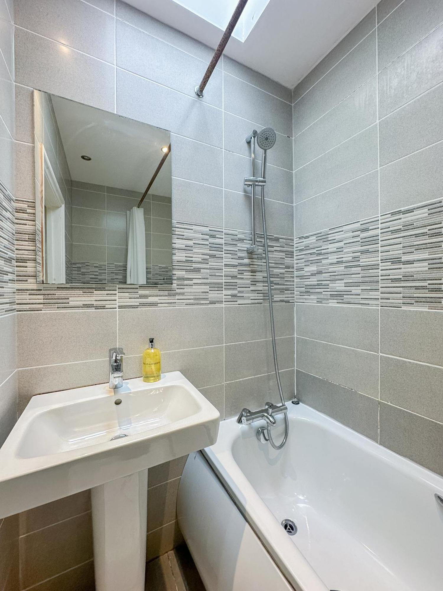 Evergreen Apartments- Flat 2 *